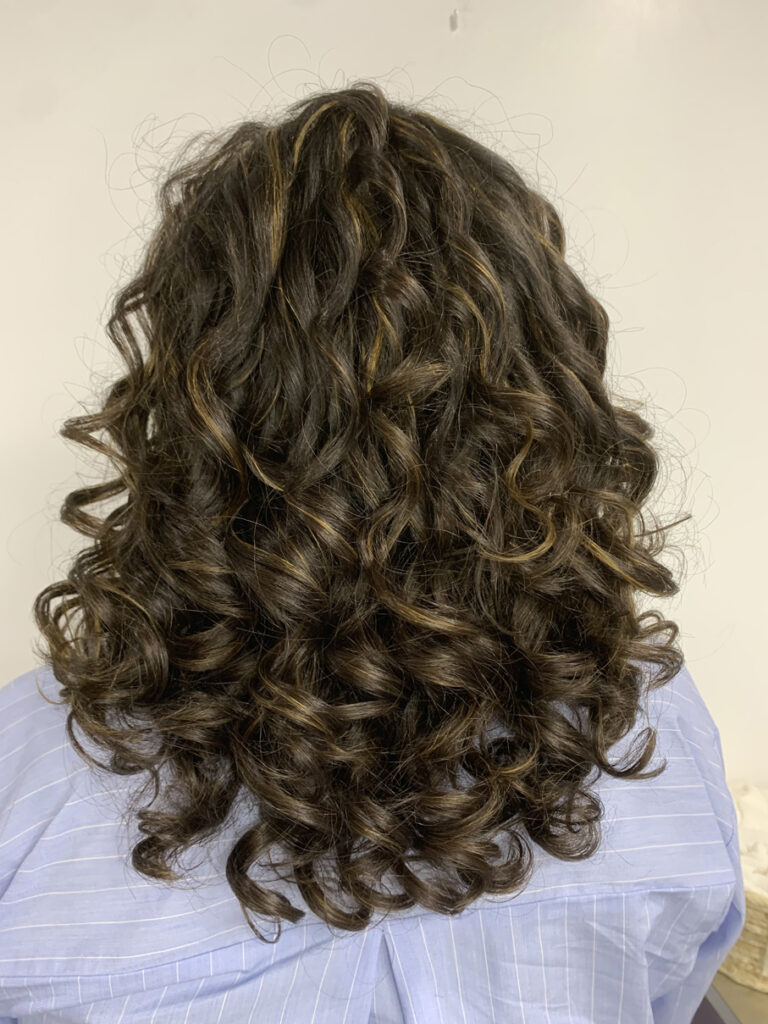 muestra 02 de método curly permanente y coloración en Anabel Curly en Murcia